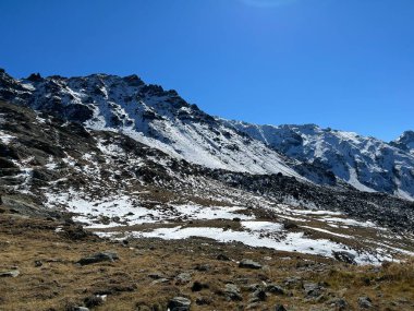 Albula Alpleri 'nin dağlık kesimindeki kayalık tepelerde ve Dischma Alp Vadisi' nin yukarısında ilk sonbahar karı, Zernez - İsviçre Grisons Kantonu (Kanton Graubuenden, Schweiz)