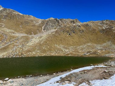 Albula Alpleri 'nin dağlık bölgesinde ve Dischma Alp Vadisi' nin yukarısında yer alan Furggasee (Furgga Gölü veya See Furggasee) Kanton of Grisons, İsviçre (Kanton Graubuenden, Schweiz)