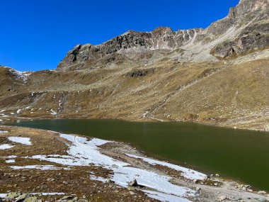 Albula Alpleri 'nin dağlık bölgesinde ve Dischma Alp Vadisi' nin yukarısında yer alan Furggasee (Furgga Gölü veya See Furggasee) Kanton of Grisons, İsviçre (Kanton Graubuenden, Schweiz)