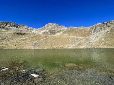 Albula Alpleri 'nin dağlık bölgesinde ve Dischma Alp Vadisi' nin yukarısında yer alan Furggasee (Furgga Gölü veya See Furggasee) Kanton of Grisons, İsviçre (Kanton Graubuenden, Schweiz)