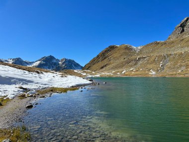 Albula Alpleri 'nin dağlık bölgesinde ve Dischma Alp Vadisi' nin yukarısında yer alan Furggasee (Furgga Gölü veya See Furggasee) Kanton of Grisons, İsviçre (Kanton Graubuenden, Schweiz)