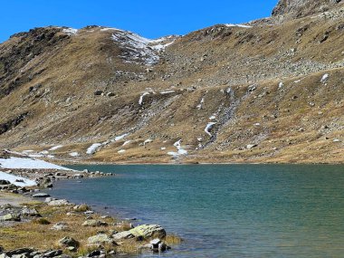 Albula Alpleri 'nin dağlık bölgesinde ve Dischma Alp Vadisi' nin yukarısında yer alan Furggasee (Furgga Gölü veya See Furggasee) Kanton of Grisons, İsviçre (Kanton Graubuenden, Schweiz)