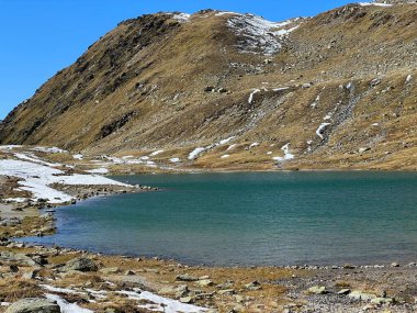 Albula Alpleri 'nin dağlık bölgesinde ve Dischma Alp Vadisi' nin yukarısında yer alan Furggasee (Furgga Gölü veya See Furggasee) Kanton of Grisons, İsviçre (Kanton Graubuenden, Schweiz)