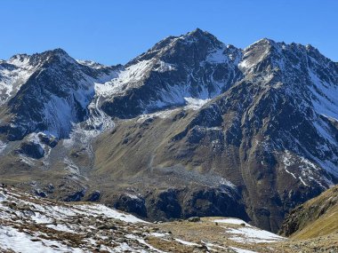 Albula Alpleri 'ne ilk kar yağışı Leidhorn (2932 m), Bocktenhorn (3044 m) ve Sattelhorn (2980 m), Zernez - Kanton of Grisons, İsviçre (Kanton Graubuenden, Schweiz) dağlarına yağdı.)