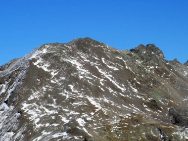 İsviçre 'nin Fluela (Fluelapass), Zernez - Kanton of Grisons, İsviçre (Kanton Graubuenden, Schweiz) geçidi üzerindeki Albula Alpleri' nin kütlesinde Rocky Dağı zirvesi Piz Arpschella (3031 metre).)