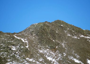 İsviçre 'nin Fluela (Fluelapass), Zernez - Kanton of Grisons, İsviçre (Kanton Graubuenden, Schweiz) geçidi üzerindeki Albula Alpleri' nin kütlesinde Rocky Dağı zirvesi Piz Arpschella (3031 metre).)