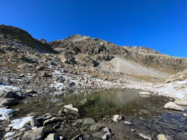 Abula Alp Dağları 'ndaki isimsiz yüksek dağlık göller ve İsviçre geçidi Fluela (Fluelapass), Zernez - Grisonlar Kantonu, İsviçre (Kanton Graubuenden, Schweiz)