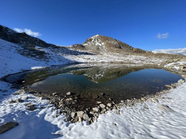 Abula Alp Dağları 'ndaki isimsiz yüksek dağlık göller ve İsviçre geçidi Fluela (Fluelapass), Zernez - Grisonlar Kantonu, İsviçre (Kanton Graubuenden, Schweiz)