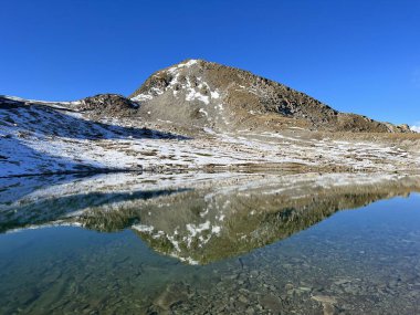 Abula Alp Dağları 'ndaki isimsiz yüksek dağlık göller ve İsviçre geçidi Fluela (Fluelapass), Zernez - Grisonlar Kantonu, İsviçre (Kanton Graubuenden, Schweiz)