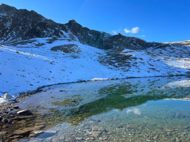 Abula Alp Dağları 'ndaki isimsiz yüksek dağlık göller ve İsviçre geçidi Fluela (Fluelapass), Zernez - Grisonlar Kantonu, İsviçre (Kanton Graubuenden, Schweiz)