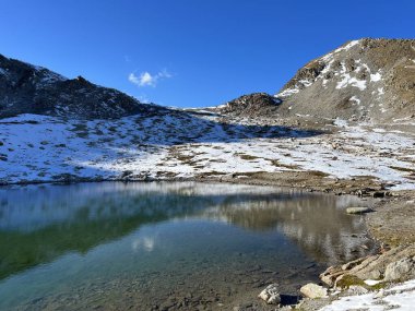 Abula Alp Dağları 'ndaki isimsiz yüksek dağlık göller ve İsviçre geçidi Fluela (Fluelapass), Zernez - Grisonlar Kantonu, İsviçre (Kanton Graubuenden, Schweiz)