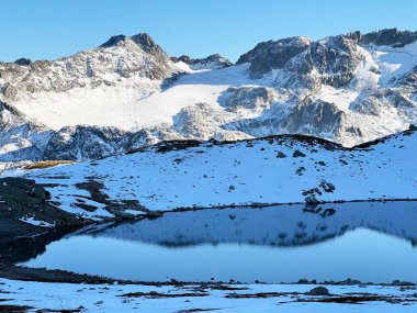 Abula Alp Dağları 'ndaki isimsiz yüksek dağlık göller ve İsviçre geçidi Fluela (Fluelapass), Zernez - Grisonlar Kantonu, İsviçre (Kanton Graubuenden, Schweiz)