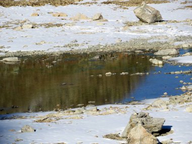 Abula Alp Dağları 'ndaki isimsiz yüksek dağlık göller ve İsviçre geçidi Fluela (Fluelapass), Zernez - Grisonlar Kantonu, İsviçre (Kanton Graubuenden, Schweiz)