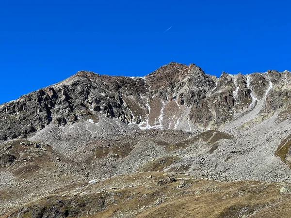 ロッキー山の山頂 アルプス山脈のラドナー ロソーン 3021メートル またはアルブラ山脈のラドナー ロソーン 3021メートル アルプス渓谷の上ヴァル グリアレッシュ Zernez — ストック写真