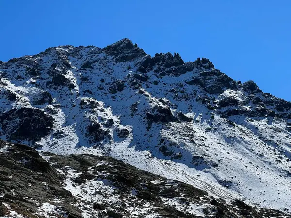 Albula Alpleri 'nin dağlık kesimindeki kayalık tepelerde ve Dischma Alp Vadisi' nin yukarısında ilk sonbahar karı, Zernez - İsviçre Grisons Kantonu (Kanton Graubuenden, Schweiz)