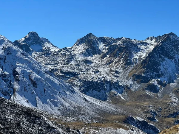 岩の多い山の頂上での最初の雪Augstenhuereli 3027 Leidhorn 2932 Bocktenhorn 3044 のAlbula Alps Zernez Canton — ストック写真