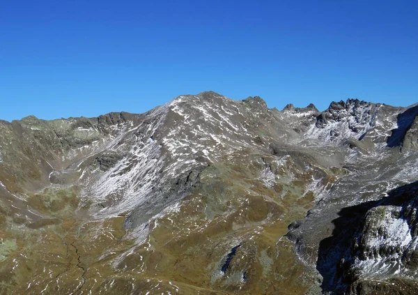 スイスの道路上のアルバ アルプスの大規模な山のピークピズ アルプシェラ 3031 Fluela Fluapass Zernez Canton Grisons Switzerland — ストック写真