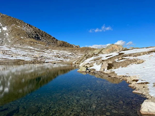 アブラ アルプス山脈の大規模な湖とスイスの道路の上の名前のない高い高山湖は Fluela Flupasass Zernez グリソンのカントン スイス Kann Graubuenden Sweiz — ストック写真