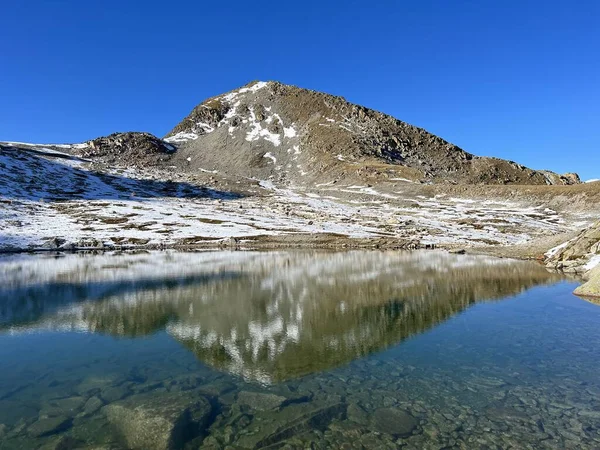 アブラ アルプス山脈の大規模な湖とスイスの道路の上の名前のない高い高山湖は Fluela Flupasass Zernez グリソンのカントン スイス Kann Graubuenden Sweiz — ストック写真