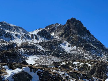 Albula Alpleri 'nin dağlık kesimindeki kayalık tepelerde ve Dischma Alp Vadisi' nin yukarısında ilk sonbahar karı, Zernez - İsviçre Grisons Kantonu (Kanton Graubuenden, Schweiz)