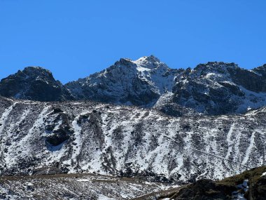 Albula Alpleri 'nin dağlık kesimindeki kayalık tepelerde ve Dischma Alp Vadisi' nin yukarısında ilk sonbahar karı, Zernez - İsviçre Grisons Kantonu (Kanton Graubuenden, Schweiz)