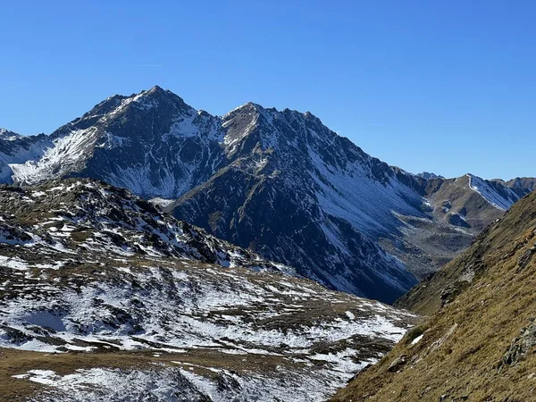 Primeras Nevadas Otoñales Los Picos Rocosos Zona Montañosa Los Alpes —  Fotos de Stock