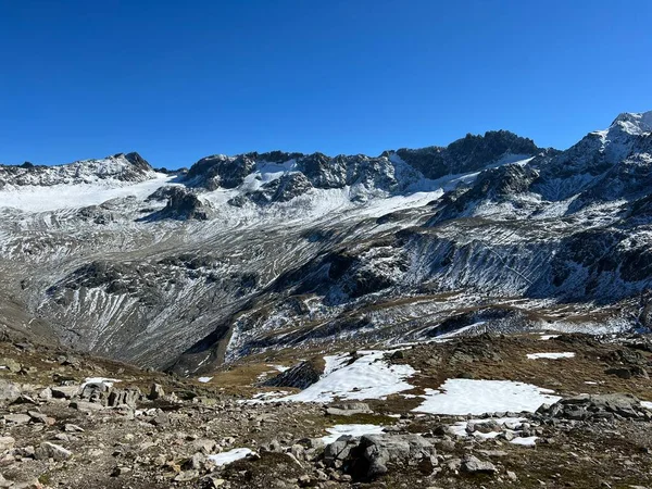 瑞士格里森州 泽尔内兹 阿尔布拉阿尔卑斯山山区和迪斯奇马高山谷地上方的石峰上的初秋雪 Kanton Graubuenden Schweiz — 图库照片