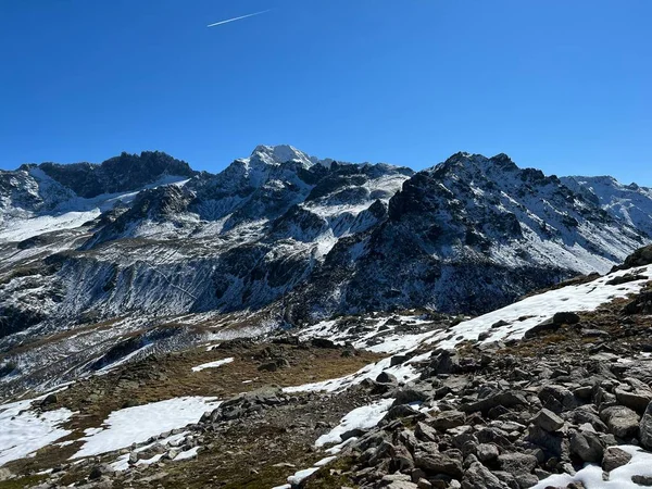 最初の秋の雪は アルブラ アルプスの山岳地帯とディシュマ アルプス渓谷の上の岩のピークにあります グリソンのカントン スイス カントン グラウブデンゲン スイス — ストック写真