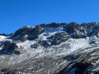 Vardet da Grialetsch buzulunun üzerindeki Albula Alpleri 'nin tepesinde yer alan Grippa Naira Dağı (3130 metre) Kanton of Grisons, İsviçre (Kanton Graubuenden, Schweiz))