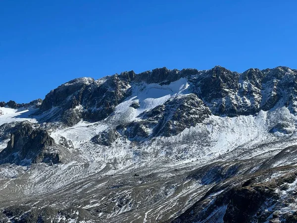 瑞士格里瓦斯州 Kanton Graubuenden Schweiz Vardet Grialetsch冰川上方Albula阿尔卑斯山地块上的高山岩石峰Grippa Naira 3130米 — 图库照片