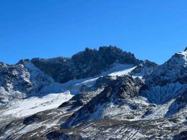 Albula Alpleri 'nin Vardet da Grialetsch buzulu üzerinde bulunan Piz Vadret (3229 m) dağ zirvesi, Zernez Kantonu, İsviçre (Kanton Graubuenden, Schweiz)