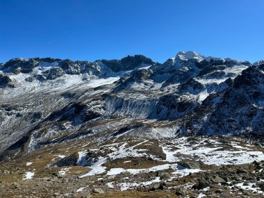 Albula Alpleri 'nin Vardet da Grialetsch buzulu üzerinde bulunan Piz Vadret (3229 m) ve Piz Grialetsch (3130 m) tepeleri, Zernez Kantonu (Kanton Graubuenden, Schweiz)