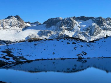 Albula Alpleri 'nde Piz Sarsura (3176 m) ve Grippa Naira (3130 m) ile Alp Vadisi' nde Val Grialetsch, Zernez - Kanton of Grisons, İsviçre (Kanton Graubuenden, Schweiz)