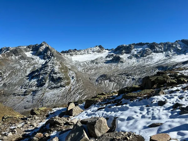 ロッキー山脈ピズ サルーラ ピッチェン 3132メートル サルーラ 3176メートル グリッパ ナイラ 3130メートル がアルブラ — ストック写真