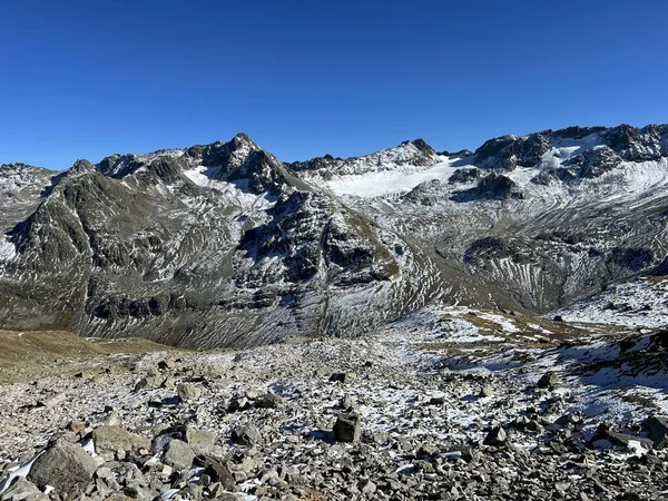 ロッキー山脈ピズ サルーラ ピッチェン 3132メートル サルーラ 3176メートル グリッパ ナイラ 3130メートル がアルブラ — ストック写真