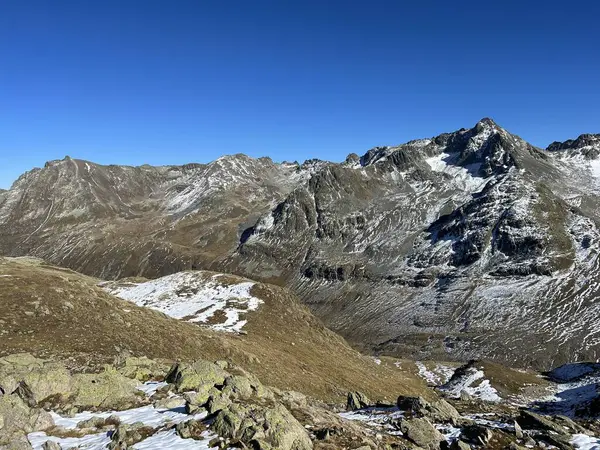 岩の多い山の頂上での最初の雪ピズArpschella 3031 とピズSarsura Pitschen 3132 でアルブラアルプス ゼルネス スイス グリソンのカントン Kanton — ストック写真