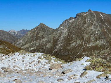 Rocky Dağı 'nın zirveleri Piz Murtaroel (2881 m) ve Piz Murterchoembel (2998 m) Albula Alpleri' nin Fluela (Fluelapass), Zernez - İsviçre Grisonlar Kantonu (Kanton Graubuenden, Schweiz)