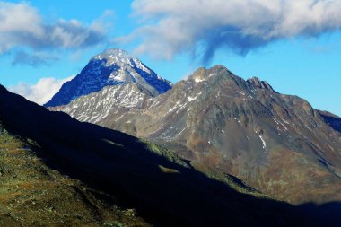 Rocky dağ zirveleri Piz Linard (3410 m) ve Piz Murtera (3044 m), Fluela (Fluelapass), Zernez - Grisonlar Kantonu, İsviçre (Kanton Graubuenden, Schweiz)