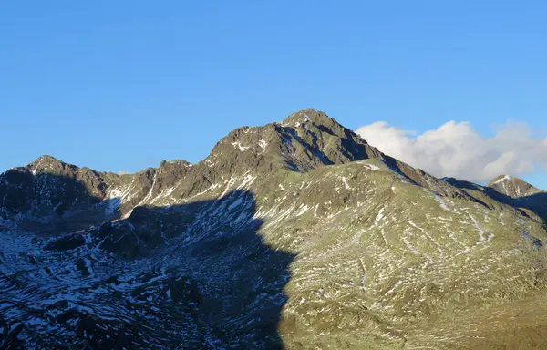 瑞士阿尔卑斯山脉岩石峰Piz Champatsch 2946米 上和山路上方的第一场雪经过弗洛拉 Fluelapass 瑞士格里森州 Kanton Graubuenden Schweiz — 图库照片