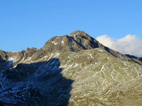 Primeira Neve Pico Montanha Rochoso Piz Champatsch 2946 Nos Alpes — Fotografia de Stock