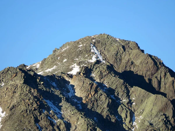 スイスアルプスの岩の多い山頂ピズ シャンパッチュ 2946M と山道の上の最初の雪は フレーラ フラパス ゼネス スイスのグリソンのカントン カントン グラウブデンデン — ストック写真
