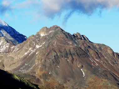 Fluela (Fluelapass), Zernez - Kanton of Grisons, İsviçre (Kanton Graubuenden, Schweiz) geçidi üzerindeki Silvretta Alpleri 'nin kütlesinde Rocky dağı zirvesi Piz Murtera (3044 m).)