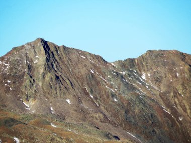 Rocky Dağı zirvesi Piz Chaste (2849 m) Silvretta Alpleri 'nin yukarısında Fluela (Fluelapass), Zernez - Grisonlar Kantonu, İsviçre (Kanton Graubuenden, Schweiz)