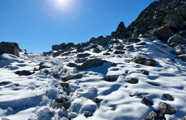 Mevsimin ilk sonbahar kar mevsiminde yol geçidi Fluela (Fluelapass) ve İsviçre Albula Alpleri dağ kitlesi, Zernez - Kanton of Grisons, İsviçre (Kanton Graubuenden, Schweiz)
