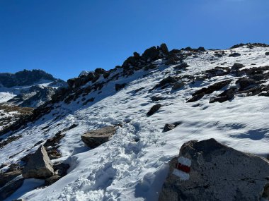 Mevsimin ilk sonbahar kar mevsiminde yol geçidi Fluela (Fluelapass) ve İsviçre Albula Alpleri dağ kitlesi, Zernez - Kanton of Grisons, İsviçre (Kanton Graubuenden, Schweiz)