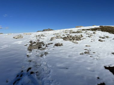 Mevsimin ilk sonbahar kar mevsiminde yol geçidi Fluela (Fluelapass) ve İsviçre Albula Alpleri dağ kitlesi, Zernez - Kanton of Grisons, İsviçre (Kanton Graubuenden, Schweiz)