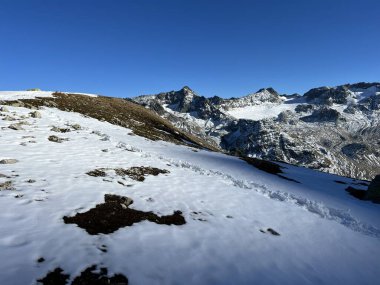 Mevsimin ilk sonbahar kar mevsiminde yol geçidi Fluela (Fluelapass) ve İsviçre Albula Alpleri dağ kitlesi, Zernez - Kanton of Grisons, İsviçre (Kanton Graubuenden, Schweiz)