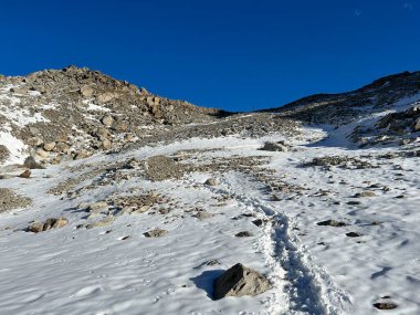 Mevsimin ilk sonbahar kar mevsiminde yol geçidi Fluela (Fluelapass) ve İsviçre Albula Alpleri dağ kitlesi, Zernez - Kanton of Grisons, İsviçre (Kanton Graubuenden, Schweiz)