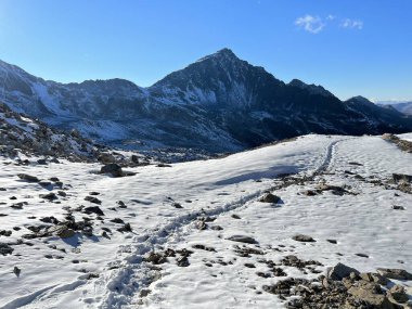 Mevsimin ilk sonbahar kar mevsiminde yol geçidi Fluela (Fluelapass) ve İsviçre Albula Alpleri dağ kitlesi, Zernez - Kanton of Grisons, İsviçre (Kanton Graubuenden, Schweiz)