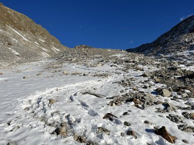Mevsimin ilk sonbahar kar mevsiminde yol geçidi Fluela (Fluelapass) ve İsviçre Albula Alpleri dağ kitlesi, Zernez - Kanton of Grisons, İsviçre (Kanton Graubuenden, Schweiz)